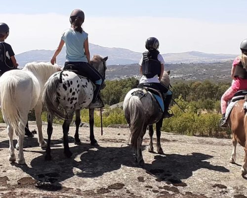 niños montando ponis en el pony club robin creek