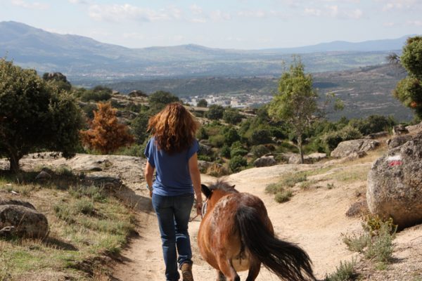 persona con un pony en el pony club robin creek