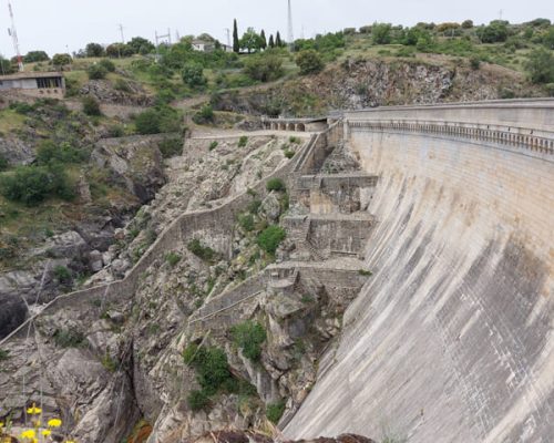 Presa del Canal de Isabel II rodeada de un paisaje natural.