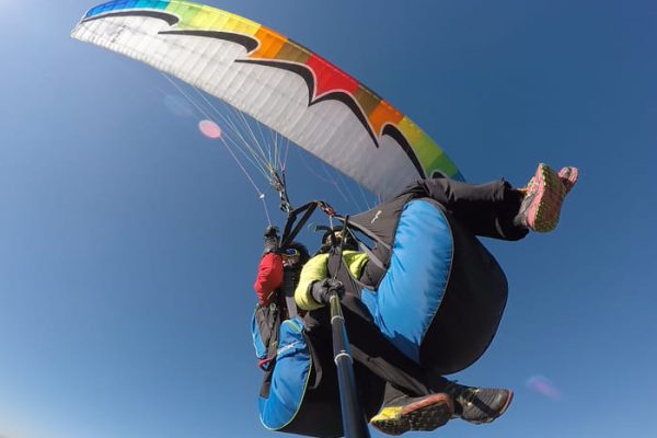 Plan de senderismo y volando en parapente biplaza