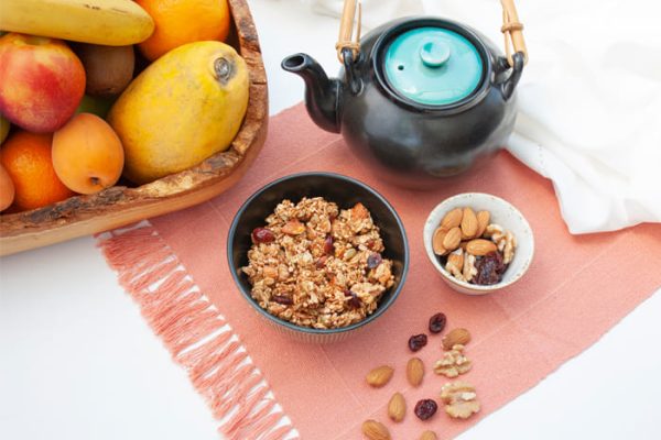 Alimentos con una tetera y un mantel