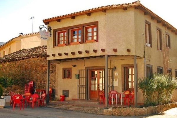 Terraza y entrada El Fogón de la Sierra