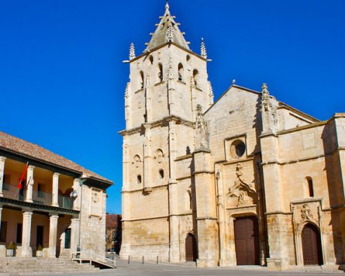 Vista de las villas en Torrelaguna con paisaje rural al fondo