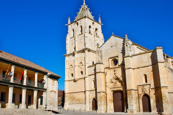 Vista de las villas en Torrelaguna con paisaje rural al fondo